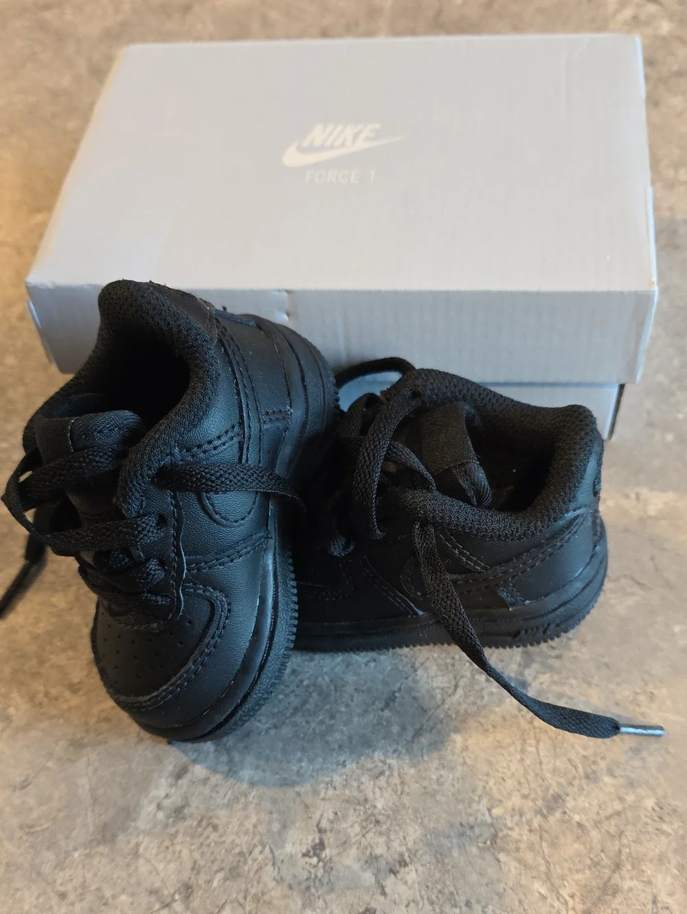 (J54) Nike Kids Black Low-Top Sneakers